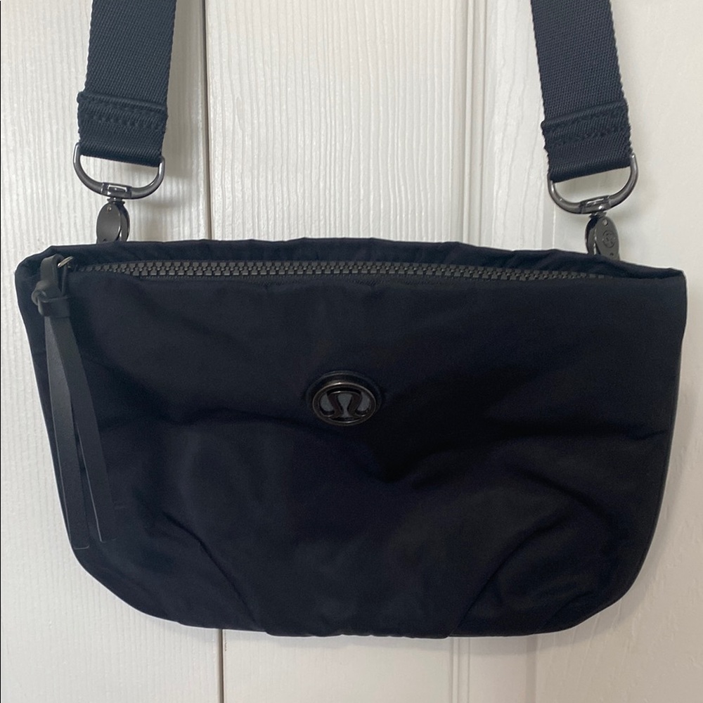 Pre- owned Lululemon Black Crossbody Bag